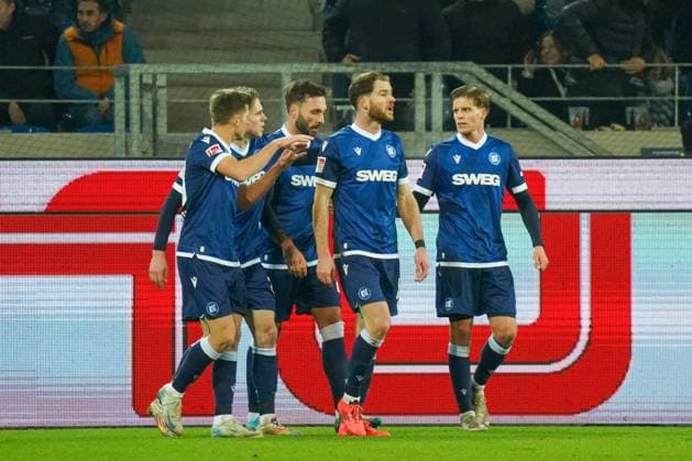 2. Bundesliga: Karlsruher SC vs SSV Jahn Regensburg Torjubel zum 1:1 durch Budu Zivzivadze (Karlsruher SC 11) 2. Bundesliga: Karlsruher SC vs SSV Jahn Regensburg, BBBank Wildpark, Freitag 13.12.2024