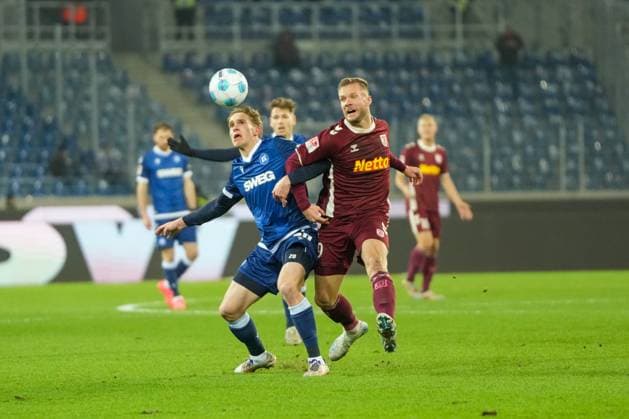 2. Bundesliga: Karlsruher SC vs SSV Jahn Regensburg Zweikampf zwischen David Herold (Karlsruher SC 20) und Eric Hottmann (SSV Jahn Regensburg 9) 2. Bundesliga: Karlsruher SC vs SSV Jahn Regensburg, BBBank Wildpark, Freitag 13.12.2024