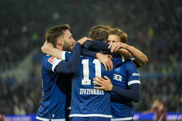 2. Bundesliga: Karlsruher SC vs SSV Jahn Regensburg Torjubel des KSC zum 3:2 von Budu Zivzivadze (Karlsruher SC 11) 2. Bundesliga: Karlsruher SC vs SSV Jahn Regensburg, BBBank Wildpark, Freitag 13.12.2024
