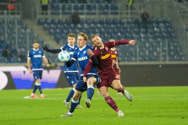 2. Bundesliga: Karlsruher SC vs SSV Jahn Regensburg Zweikampf zwischen David Herold (Karlsruher SC 20) und Eric Hottmann (SSV Jahn Regensburg 9) 2. Bundesliga: Karlsruher SC vs SSV Jahn Regensburg, BBBank Wildpark, Freitag 13.12.2024