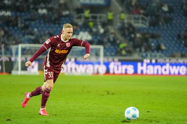 2. Bundesliga: Karlsruher SC vs SSV Jahn Regensburg Kai Pröger (SSV Jahn Regensburg 33) beim Schuss 2. Bundesliga: Karlsruher SC vs SSV Jahn Regensburg, BBBank Wildpark, Freitag 13.12.2024