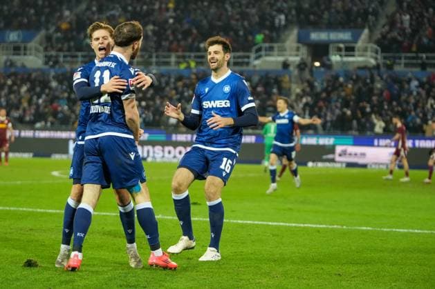2. Bundesliga: Karlsruher SC vs SSV Jahn Regensburg Torjubel des KSC zum 3:2 von Budu Zivzivadze (Karlsruher SC 11) 2. Bundesliga: Karlsruher SC vs SSV Jahn Regensburg, BBBank Wildpark, Freitag 13.12.2024