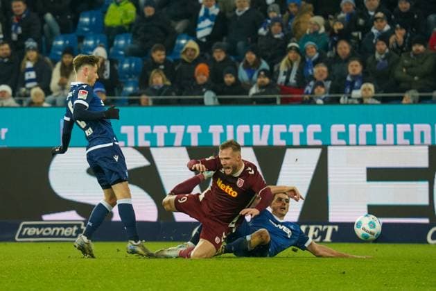 2. Bundesliga: Karlsruher SC vs SSV Jahn Regensburg Eric Hottmann (SSV Jahn Regensburg 9) im Zweikampf gegen Nicolai Rapp (Karlsruher SC 17) 2. Bundesliga: Karlsruher SC vs SSV Jahn Regensburg, BBBank Wildpark, Freitag 13.12.2024