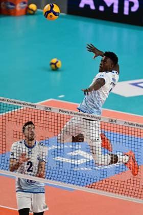 Volleyball I Herren I Saison 2024-2025 I Bundesliga I 12. Spieltag I SVG Lüneburg - VfB Friedrichshafen I 13.12.2024 Jose Israel Masso Alvarez (1, VfB Friedrichshafen) beim warmup - Markos Galiotos (2, VfB Friedrichshafen) spielt zu Lüneburg LKH Arena Niedersachsen Deutschland Copyright: xLobeca AndreasxHannigx