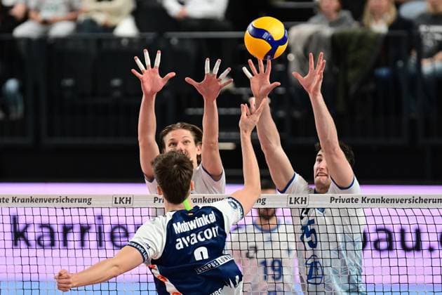Volleyball I Herren I Saison 2024-2025 I Bundesliga I 12. Spieltag I SVG Lüneburg - VfB Friedrichshafen I 13.12.2024 Theo Mohwinkel (8, SVG Lüneburg) macht den Punkt gegen Sergio Andres Carillo Rodriguez (3, VfB Friedrichshafen) und Jackson George Young (15, VfB Friedrichshafen) Lüneburg LKH Arena Niedersachsen Deutschland Copyright: xLobeca AndreasxHannigx