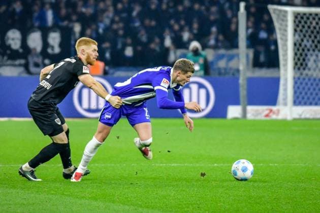 Fussball - 2.Bundesliga Hertha BSC Berlin - Preußen Münster 13.12.2024, xdanx, Fussball - 2.Bundesliga Hertha BSC Berlin - Preußen Münster v.l.Mikkel Kirkeskov (SC Preußen Muenster 2),Michael Cuisance (Hertha BSC 27),Zweikampf, Duell, Kampf, tackle (DFL DFB REGULATIONS PROHIBIT ANY USE OF PHOTOGRAPHS as IMAGE SEQUENCES and or QUASI-VIDEO) Daniel Lakomski Mix1 Berlin Olympiastadion Berlin Berlin Deutschland (DE)