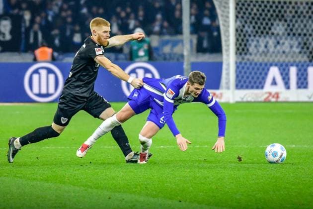 Fussball - 2.Bundesliga Hertha BSC Berlin - Preußen Münster 13.12.2024, xdanx, Fussball - 2.Bundesliga Hertha BSC Berlin - Preußen Münster v.l.Mikkel Kirkeskov (SC Preußen Muenster 2),Michael Cuisance (Hertha BSC 27),Zweikampf, Duell, Kampf, tackle (DFL DFB REGULATIONS PROHIBIT ANY USE OF PHOTOGRAPHS as IMAGE SEQUENCES and or QUASI-VIDEO) Daniel Lakomski Mix1 Berlin Olympiastadion Berlin Berlin Deutschland (DE)