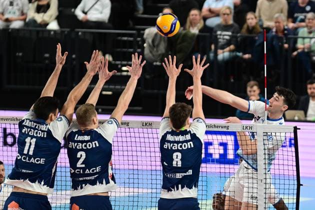 Volleyball I Herren I Saison 2024-2025 I Bundesliga I 12. Spieltag I SVG Lüneburg - VfB Friedrichshafen I 13.12.2024 Dreierblock mit Xander Wolf Wassenaar Ketrzynski (11, SVG Lüneburg), Blake Gregory Leeson (2, SVG Lüneburg) und Theo Mohwinkel (8, SVG Lüneburg) gegen Jackson George Young (15, VfB Friedrichshafen) Lüneburg LKH Arena Niedersachsen Deutschland Copyright: xLobeca AndreasxHannigx