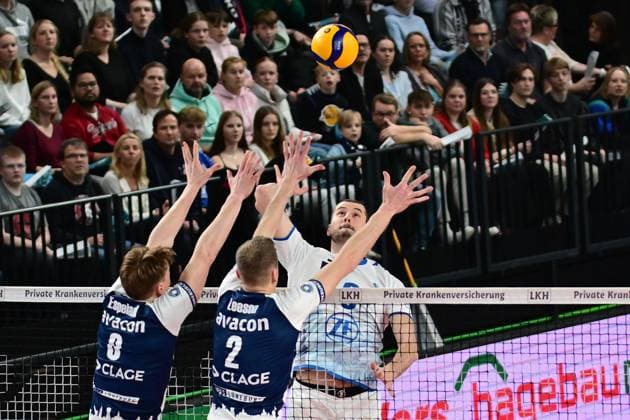 Volleyball I Herren I Saison 2024-2025 I Bundesliga I 12. Spieltag I SVG Lüneburg - VfB Friedrichshafen I 13.12.2024 Michal Superlak (6, VfB Friedrichshafen) prüft Theo Mohwinkel (8, SVG Lüneburg) und Blake Gregory Leeson (2, SVG Lüneburg) Lüneburg LKH Arena Niedersachsen Deutschland Copyright: xLobeca AndreasxHannigx