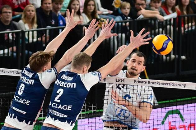 Volleyball I Herren I Saison 2024-2025 I Bundesliga I 12. Spieltag I SVG Lüneburg - VfB Friedrichshafen I 13.12.2024 Michal Superlak (6, VfB Friedrichshafen) prüft Theo Mohwinkel (8, SVG Lüneburg) und Blake Gregory Leeson (2, SVG Lüneburg) Lüneburg LKH Arena Niedersachsen Deutschland Copyright: xLobeca AndreasxHannigx
