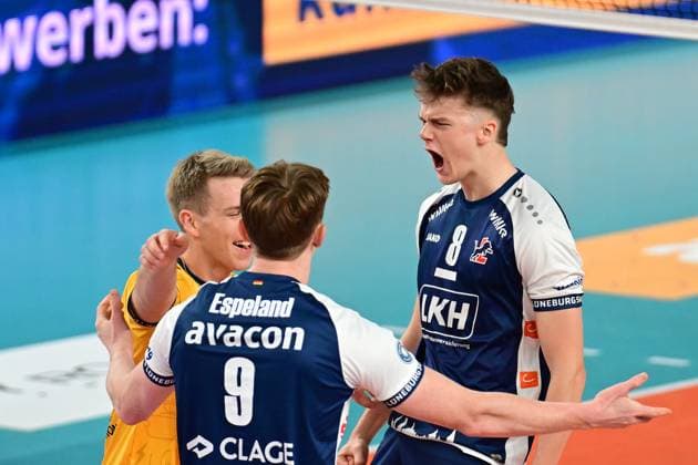 Volleyball I Herren I Saison 2024-2025 I Bundesliga I 12. Spieltag I SVG Lüneburg - VfB Friedrichshafen I 13.12.2024 Theo Mohwinkel (8, SVG Lüneburg) schreit seinen Jubel heraus Lüneburg LKH Arena Niedersachsen Deutschland Copyright: xLobeca AndreasxHannigx