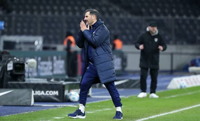 Trainer Cristian Fiel enttäuscht Enttäuschung Fußball Fussball DFL 2.Bundesliga Herren 16. Spieltag Saison 2024 2025 13.12.2024 Hertha BSC Berlin vs. Preußen Münster DFL regulations prohibit any use of photographs as image sequences and or quasi-video