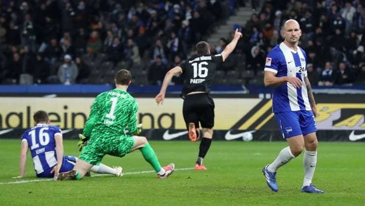 Torge Paetow (16) jubelt nach Tor zum 1:2, Jonjoe Kenny, Toni Leistner enttäuscht Freude Emotion Jubel Fußball Fussball DFL 2.Bundesliga Herren 16. Spieltag Saison 2024 2025 13.12.2024 Hertha BSC Berlin vs. Preußen Münster DFL regulations prohibit any use of photographs as image sequences and or quasi-video