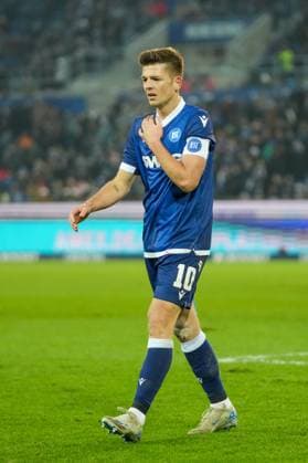 2. Bundesliga: Karlsruher SC vs SSV Jahn Regensburg Marvin Wanitzek (Karlsruher SC 10) der sich an die Schulter hebt, nach dem er bei einem Foul sich etwas verletzt hat 2. Bundesliga: Karlsruher SC vs SSV Jahn Regensburg, BBBank Wildpark, Freitag 13.12.2024