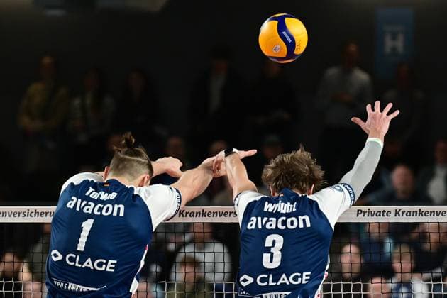 Sport Themen der Woche KW50 Sport Bilder des Tages Volleyball I Herren I Saison 2024-2025 I Bundesliga I 12. Spieltag I SVG Lüneburg - VfB Friedrichshafen I 13.12.2024 Simon Torwie (1, SVG Lüneburg) und Michael Patrick Wright (3, SVG Lüneburg) machen die Schleuse zu - starker Block Lüneburg LKH Arena Niedersachsen Deutschland *** Volleyball I Men I Season 2024 2025 I Bundesliga I 12 Matchday I SVG Lüneburg VfB Friedrichshafen I 13 12 2024 Simon Torwie 1, SVG Lüneburg and Michael Patrick Wright 3, SVG Lüneburg make the lock to strong block Lüneburg LKH Arena Niedersachsen Germany Copyright: xLobeca AndreasxHannigx