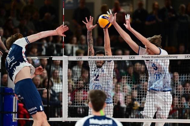 Volleyball I Herren I Saison 2024-2025 I Bundesliga I 12. Spieltag I SVG Lüneburg - VfB Friedrichshafen I 13.12.2024 Theo Mohwinkel (8, SVG Lüneburg) überwindet den Block von Markos Galiotos (2, VfB Friedrichshafen) und Severi Seth Savonsalmi (9, VfB Friedrichshafen) Lüneburg LKH Arena Niedersachsen Deutschland Copyright: xLobeca AndreasxHannigx