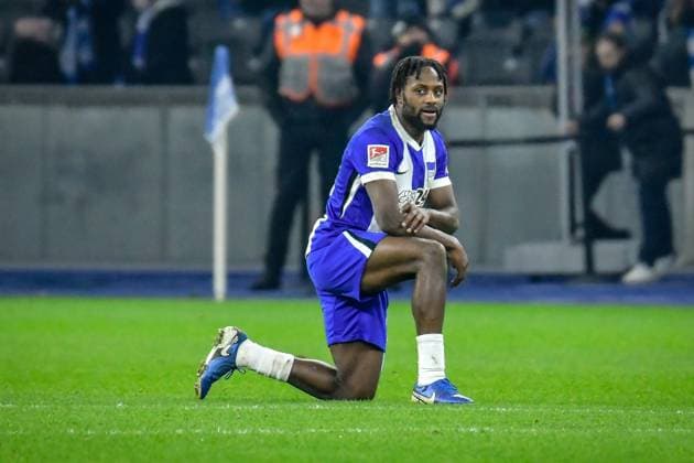 Fussball - 2.Bundesliga Hertha BSC Berlin - Preußen Münster 13.12.2024, xdanx, Fussball - 2.Bundesliga Hertha BSC Berlin - Preußen Münster v.l.Deyovaisio Zeefuik (Hertha BSC 42), enttaeuscht, schaut enttaeuscht, niedergeschlagen, disappointed (DFL DFB REGULATIONS PROHIBIT ANY USE OF PHOTOGRAPHS as IMAGE SEQUENCES and or QUASI-VIDEO) Daniel Lakomski Mix1 Berlin Olympiastadion Berlin Berlin Deutschland (DE)