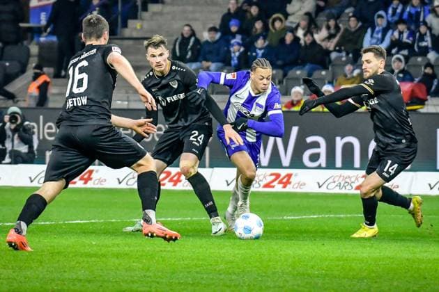 Fussball - 2.Bundesliga Hertha BSC Berlin - Preußen Münster 13.12.2024, xdanx, Fussball - 2.Bundesliga Hertha BSC Berlin - Preußen Münster v.l.Torge Paetow (SC Preußen Muenster 16),Niko Koulis (SC Preußen Muenster 24),Derry Scherhant (Hertha BSC 39),Charalambos Makridis (SC Preußen Muenster 14),Zweikampf, Duell, Kampf, tackle (DFL DFB REGULATIONS PROHIBIT ANY USE OF PHOTOGRAPHS as IMAGE SEQUENCES and or QUASI-VIDEO) Daniel Lakomski Mix1 Berlin Olympiastadion Berlin Berlin Deutschland (DE)