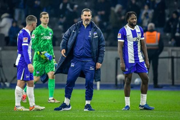 Fussball - 2.Bundesliga Hertha BSC Berlin - Preußen Münster 13.12.2024, xdanx, Fussball - 2.Bundesliga Hertha BSC Berlin - Preußen Münster v.l.Jonjoe Kenny (Hertha BSC 16),Christian Fiel (Hertha BSC Trainer),Deyovaisio Zeefuik (Hertha BSC 42), enttaeuscht, schaut enttaeuscht, niedergeschlagen, disappointed (DFL DFB REGULATIONS PROHIBIT ANY USE OF PHOTOGRAPHS as IMAGE SEQUENCES and or QUASI-VIDEO) Daniel Lakomski Mix1 Berlin Olympiastadion Berlin Berlin Deutschland (DE) *** Soccer 2 Bundesliga Hertha BSC Berlin Preußen Münster 13 12 2024, xdanx, Soccer 2 Bundesliga Hertha BSC Berlin Preußen Münster v l Jonjoe Kenny Hertha BSC 16 ,Christian Fiel Hertha BSC Trainer ,Deyovaisio Zeefuik Hertha BSC 42 , disappointed, looks disappointed, dejected, disappointed DFL DFB REGULATIONS PROHIBIT ANY USE OF PHOTOGRAPHS as IMAGE SEQUENCES and or QUASI VIDEO Daniel Lakomski Mix1 Berlin Olympiastadion Berlin Berlin Germany EN Copyright: xDanielxLakomskix