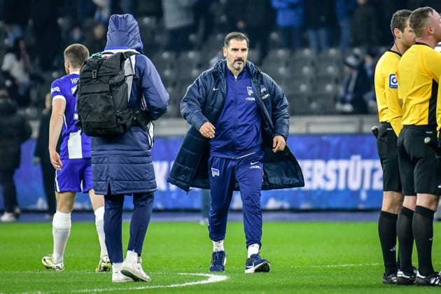 Fussball - 2.Bundesliga Hertha BSC Berlin - Preußen Münster 13.12.2024, xdanx, Fussball - 2.Bundesliga Hertha BSC Berlin - Preußen Münster v.l.Christian Fiel (Hertha BSC Trainer), enttaeuscht, schaut enttaeuscht, niedergeschlagen, disappointed (DFL DFB REGULATIONS PROHIBIT ANY USE OF PHOTOGRAPHS as IMAGE SEQUENCES and or QUASI-VIDEO) Daniel Lakomski Mix1 Berlin Olympiastadion Berlin Berlin Deutschland (DE)