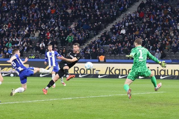 DEU, DFL, 2. FBL, Hertha BSC vs. Preussen Muenster, 13.12.2024, Berliner Olympiastadion, Berlin, DEU, DFL, 2. FBL, Hertha BSC vs. Preussen Muenster, im Bild 1:2 durch Torge Paetow (Preussen Muenster 16), Tjark Ernst (Hertha BSC Berlin 1), Jonjoe Kenny (Hertha BSC Berlin 16) DFL - regulations prohibit any use of Photographs as image sequences and or quasi-video Foto: Juergen Engler nordphoto GmbH