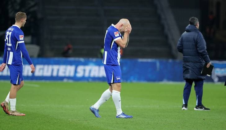 Toni Leistner enttäuscht nach Spielende Enttäuschung Fußball Fussball DFL 2.Bundesliga Herren 16. Spieltag Saison 2024 2025 13.12.2024 Hertha BSC Berlin vs. Preußen Münster DFL regulations prohibit any use of photographs as image sequences and or quasi-video