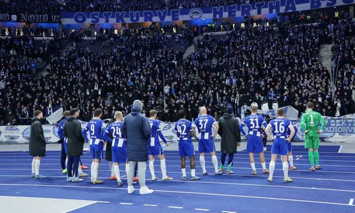 Hertha Mannschaft enttäuscht nach Spielende Enttäuschung Fußball Fussball DFL 2.Bundesliga Herren 16. Spieltag Saison 2024 2025 13.12.2024 Hertha BSC Berlin vs. Preußen Münster DFL regulations prohibit any use of photographs as image sequences and or quasi-video
