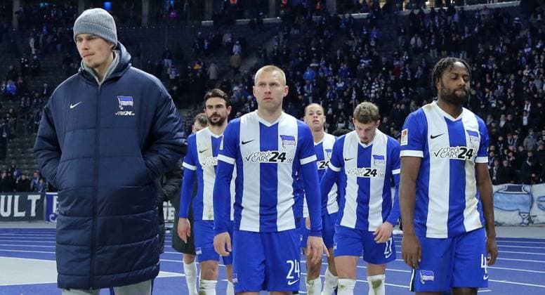 Hertha Mannschaft enttäuscht nach Spielende Enttäuschung Fußball Fussball DFL 2.Bundesliga Herren 16. Spieltag Saison 2024 2025 13.12.2024 Hertha BSC Berlin vs. Preußen Münster DFL regulations prohibit any use of photographs as image sequences and or quasi-video