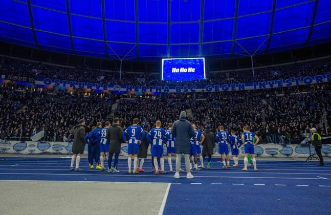 Fussball, Herren, Saison 2024 2025, 2. Bundesliga (16. Spieltag), Hertha BSC - SC Preußen Münster, Capo Kreisel spricht nach Abpfiff zur Mannschaft von Hertha, 13.12. 2024,