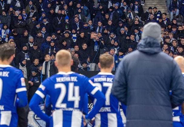 Fussball, Herren, Saison 2024 2025, 2. Bundesliga (16. Spieltag), Hertha BSC - SC Preußen Münster, Capo Kreisel spricht nach Abpfiff zur Mannschaft von Hertha, 13.12. 2024,