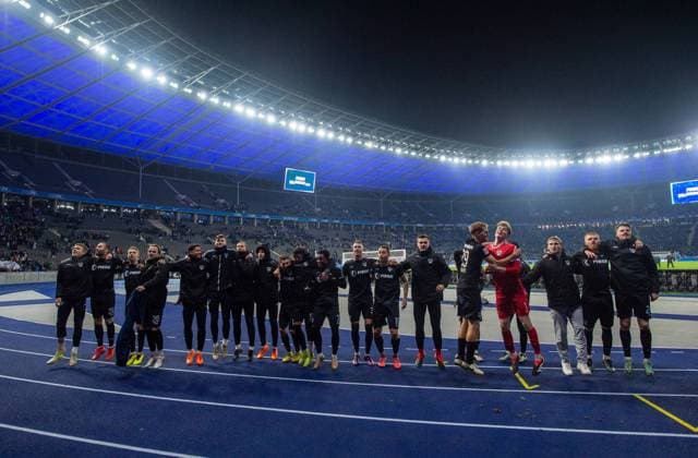 Fussball, Herren, Saison 2024 2025, 2. Bundesliga (16. Spieltag), Hertha BSC - SC Preußen Münster, Münster jubelt nach Abpfiff, 13.12. 2024,