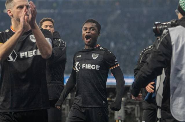 Fussball, Herren, Saison 2024 2025, 2. Bundesliga (16. Spieltag), Hertha BSC - SC Preußen Münster, Daniel Kyerewaa (Münster), Jubel nach Abpfiff, 13.12. 2024,