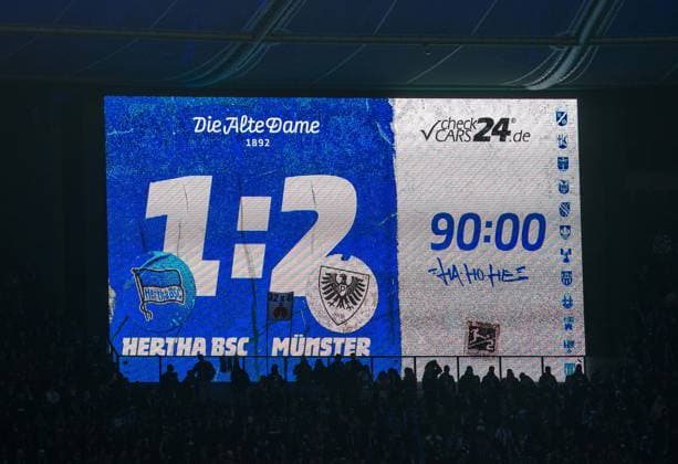 Fussball, Herren, Saison 2024 2025, 2. Bundesliga (16. Spieltag), Hertha BSC - SC Preußen Münster, Anzeigetafel mit 1:2-Endstand, 13.12. 2024,