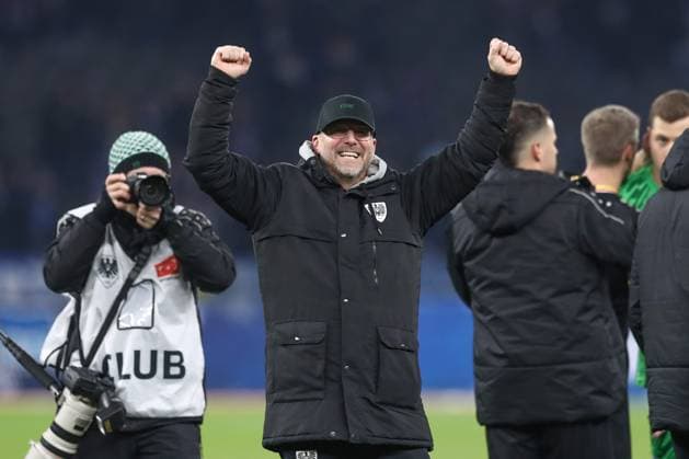 13.12.2024, xtgx, Fussball - 2.Bundesliga, Hertha BSC Berlin - Preussen Muenster emspor, v.l. Sascha Hildmann (Muenster, Trainer) Jubel ueber den Sieg, Jubel nach Spielende (DFL DFB REGULATIONS PROHIBIT ANY USE OF PHOTOGRAPHS as IMAGE SEQUENCES and or QUASI-VIDEO) Berlin