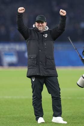 13.12.2024, xtgx, Fussball - 2.Bundesliga, Hertha BSC Berlin - Preussen Muenster emspor, v.l. Sascha Hildmann (Muenster, Trainer) Jubel ueber den Sieg, Jubel nach Spielende (DFL DFB REGULATIONS PROHIBIT ANY USE OF PHOTOGRAPHS as IMAGE SEQUENCES and or QUASI-VIDEO) Berlin