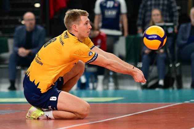 Volleyball I Herren I Saison 2024-2025 I Bundesliga I 12. Spieltag I SVG Lüneburg - VfB Friedrichshafen I 13.12.2024 Gage Thomas Wortley (6, SVG Lüneburg) in der Annahme Lüneburg LKH Arena Niedersachsen Deutschland Copyright: xLobeca AndreasxHannigx