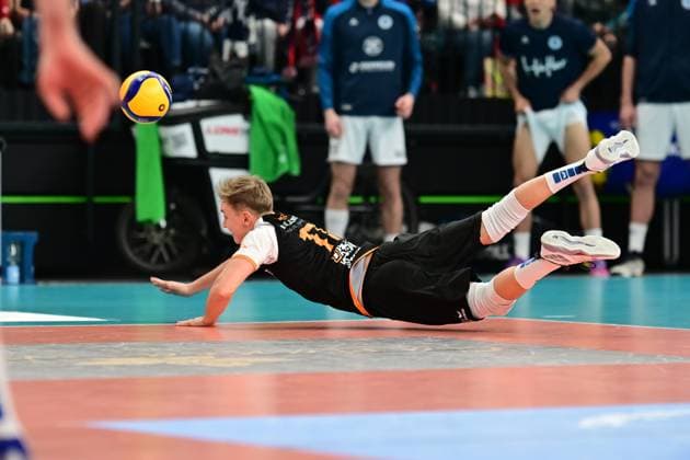 Volleyball I Herren I Saison 2024-2025 I Bundesliga I 12. Spieltag I SVG Lüneburg - VfB Friedrichshafen I 13.12.2024 Lenny Graven (17, VfB Friedrichshafen) fliegt tief Lüneburg LKH Arena Niedersachsen Deutschland Copyright: xLobeca AndreasxHannigx