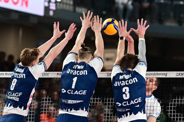 Volleyball I Herren I Saison 2024-2025 I Bundesliga I 12. Spieltag I SVG Lüneburg - VfB Friedrichshafen I 13.12.2024 Theo Mohwinkel (8, SVG Lüneburg), Simon Torwie (1, SVG Lüneburg) und Michael Patrick Wright (3, SVG Lüneburg) Dreierblock gegen Michal Superlak (6, VfB Friedrichshafen) Lüneburg LKH Arena Niedersachsen Deutschland Copyright: xLobeca AndreasxHannigx