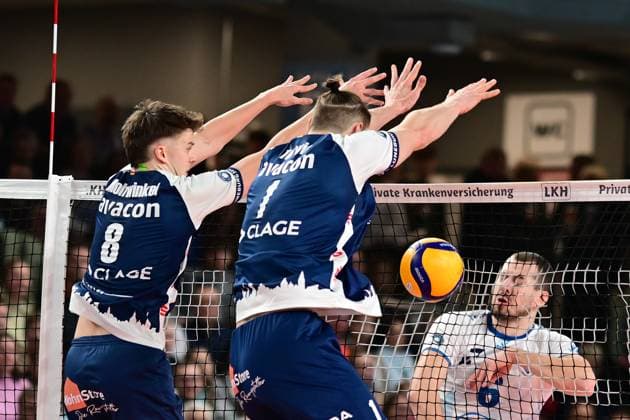 Volleyball I Herren I Saison 2024-2025 I Bundesliga I 12. Spieltag I SVG Lüneburg - VfB Friedrichshafen I 13.12.2024 Der Ball fällt auf der Seite der Lüneburger herunter - Michal Superlak (6, VfB Friedrichshafen) überwindet den Doppelblock von Theo Mohwinkel (8, SVG Lüneburg) und Simon Torwie (1, SVG Lüneburg) Lüneburg LKH Arena Niedersachsen Deutschland Copyright: xLobeca AndreasxHannigx