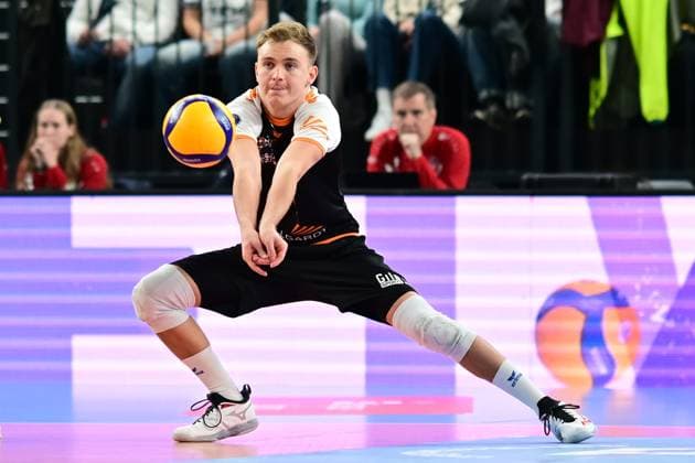 Volleyball I Herren I Saison 2024-2025 I Bundesliga I 12. Spieltag I SVG Lüneburg - VfB Friedrichshafen I 13.12.2024 Perfekte Haltungsnoten in der Annahme: Lenny Graven (17, VfB Friedrichshafen) Lüneburg LKH Arena Niedersachsen Deutschland Copyright: xLobeca AndreasxHannigx