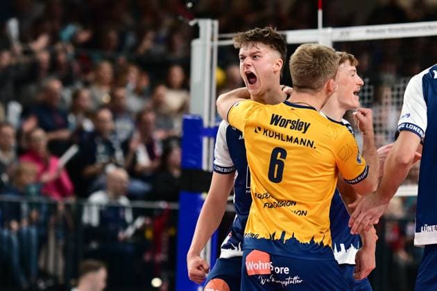Volleyball I Herren I Saison 2024-2025 I Bundesliga I 12. Spieltag I SVG Lüneburg - VfB Friedrichshafen I 13.12.2024 Jubel, Begeisterung, Enthusiasmus, Euphorie, Freude, Glücksgefühl, Heiterkeit bei: Theo Mohwinkel (8, SVG Lüneburg) mit Gage Thomas Wortley (6, SVG Lüneburg) und =l9 Lüneburg LKH Arena Niedersachsen Deutschland Copyright: xLobeca AndreasxHannigx