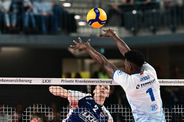 Volleyball I Herren I Saison 2024-2025 I Bundesliga I 12. Spieltag I SVG Lüneburg - VfB Friedrichshafen I 13.12.2024 Hier überwindet Blake Gregory Leeson (2, SVG Lüneburg) den Block von Jose Israel Masso Alvarez (1, VfB Friedrichshafen) Lüneburg LKH Arena Niedersachsen Deutschland Copyright: xLobeca AndreasxHannigx