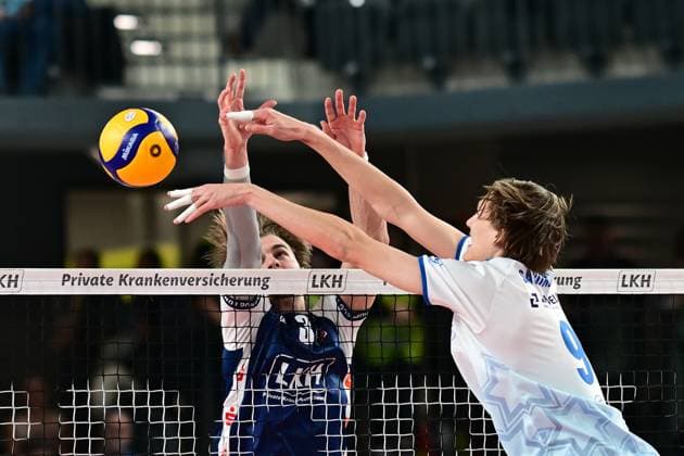 Volleyball I Herren I Saison 2024-2025 I Bundesliga I 12. Spieltag I SVG Lüneburg - VfB Friedrichshafen I 13.12.2024 Severi Seth Savonsalmi (9, VfB Friedrichshafen) hat hier die größere Reichweite als Michael Patrick Wright (3, SVG Lüneburg) Lüneburg LKH Arena Niedersachsen Deutschland Copyright: xLobeca AndreasxHannigx