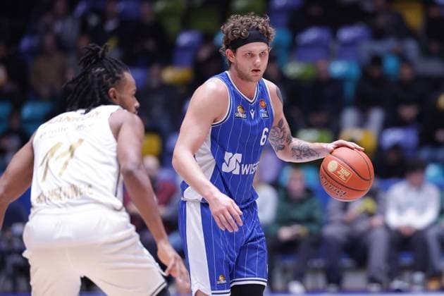 Frankfurt Skyliners - Basketball Löwen Braunschweig, easyCredit-BBL Booker Coplin (Frankfurt Skyliners, 6) gegen Chip Flanigan (Braunschweig, 11). Basketball-Spiel der easyCredit BBL zwischen den Frankfurt Skyliners und den Basketball Löwen Braunschweig am 13. Dezember 2024 in der Süwag Energie ARENA in Frankfurt am Main., Frankfurt am Main Hessen Deutschland Süwag Energie ARENA