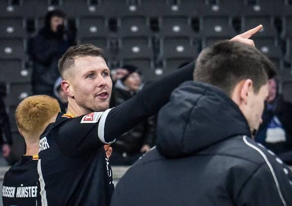 Fussball - 2.Bundesliga Hertha BSC Berlin - Preußen Münster 13.12.2024, xdanx, Fussball - 2.Bundesliga Hertha BSC Berlin - Preußen Münster v.l.Holmbert Fridjonsson (SC Preußen Muenster 31),geht gluecklich in die Fankurve (DFL DFB REGULATIONS PROHIBIT ANY USE OF PHOTOGRAPHS as IMAGE SEQUENCES and or QUASI-VIDEO) Daniel Lakomski Mix1 Berlin Olympiastadion Berlin Berlin Deutschland (DE)