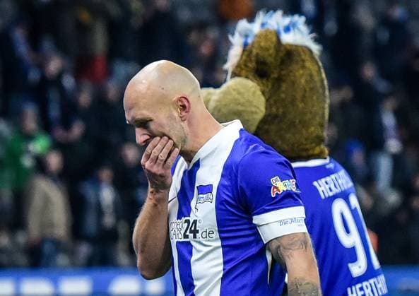 Fussball - 2.Bundesliga Hertha BSC Berlin - Preußen Münster 13.12.2024, xdanx, Fussball - 2.Bundesliga Hertha BSC Berlin - Preußen Münster v.l.Toni Leistner (Hertha BSC 37), enttaeuscht, schaut enttaeuscht, niedergeschlagen, disappointed (DFL DFB REGULATIONS PROHIBIT ANY USE OF PHOTOGRAPHS as IMAGE SEQUENCES and or QUASI-VIDEO) Daniel Lakomski Mix1 Berlin Olympiastadion Berlin Berlin Deutschland (DE)