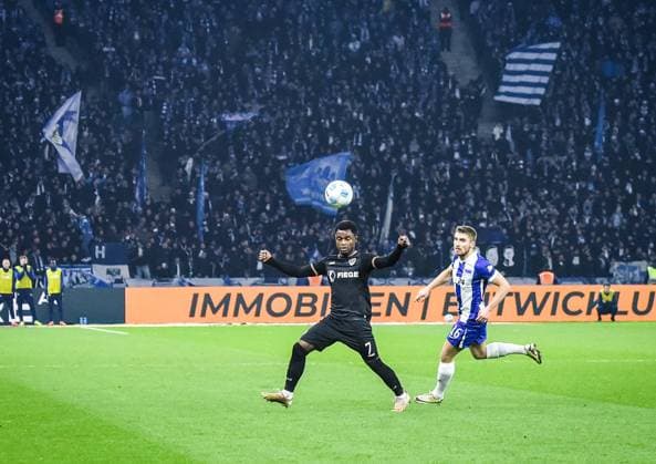 Fussball - 2.Bundesliga Hertha BSC Berlin - Preußen Münster 13.12.2024, xdanx, Fussball - 2.Bundesliga Hertha BSC Berlin - Preußen Münster v.l.Daniel Kyerewaa (SC Preußen Muenster 7),Jonjoe Kenny (Hertha BSC 16),Zweikampf, Duell, Kampf, tackle (DFL DFB REGULATIONS PROHIBIT ANY USE OF PHOTOGRAPHS as IMAGE SEQUENCES and or QUASI-VIDEO) Daniel Lakomski Mix1 Berlin Olympiastadion Berlin Berlin Deutschland (DE)