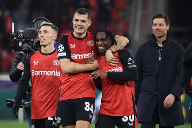 V.l. Alejandro Grimaldo (Bayer), Granit Xhaka (Bayer), Jeremie Frimpong (Bayer) und Cheftrainer Xabier Alonso Olano (Bayer), Champions League, 6. Spieltag, Bayer 04 Leverkusen vs Inter Mailand Leverkusen, Deutschland, 10.12.2024. *** V l Alejandro Grimaldo Bayer , Granit Xhaka Bayer , Jeremie Frimpong Bayer and head coach Xabier Alonso Olano Bayer , Champions League, Matchday 6, Bayer 04 Leverkusen vs Inter Milan Leverkusen, Germany, 10 12 2024