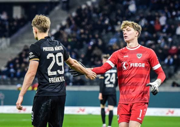 Fussball - 2.Bundesliga Hertha BSC Berlin - Preußen Münster 13.12.2024, xdanx, Fussball - 2.Bundesliga Hertha BSC Berlin - Preußen Münster v.l.Lukas Frenkert (SC Preußen Muenster 29),Johannes Schenk (SC Preußen Muenster 1) klatschen mit der Hand ab (DFL DFB REGULATIONS PROHIBIT ANY USE OF PHOTOGRAPHS as IMAGE SEQUENCES and or QUASI-VIDEO) Daniel Lakomski Mix1 Berlin Olympiastadion Berlin Berlin Deutschland (DE)