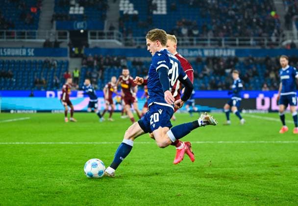 David Herold (Karlsruher SC) in Aktion waehrend des Spiels in der 2. Bundesliga zwischen dem Karlsruher SC und Jahn Regensburg im BBBank Wildpark am 13. December 2024 in Karlsruhe, Deutschland. (Foto von Silas Schueller DeFodi Images) +++ David Herold (Karlsruher SC) controls the ball during the 2. Bundesliga match between Karlsruher SC and Jahn Regensburg at BBBank Wildpark on December 13, 2024 in Karlsruhe, Germany. (Photo by Silas Schueller DeFodi Images) DFB DFL REGULATIONS PROHIBIT ANY USE OF PHOTOGRAPHS AS IMAGE SEQUENCES AND OR QUASI-VIDEO. (Photo by Silas Schueller DeFodi Images) Defodi-738_738_KSCREG_20241213_225